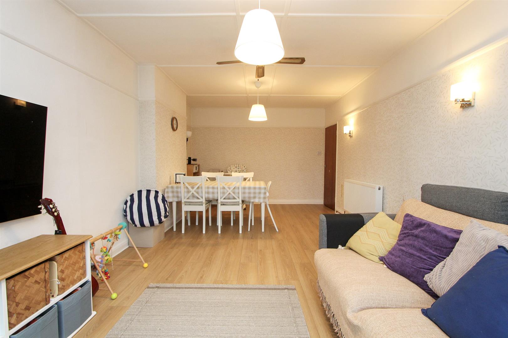 3 bed property in Woodmansterne Road, Coulsdon